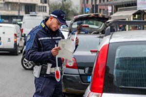 Agente al posto di blocco che controlla i documenti