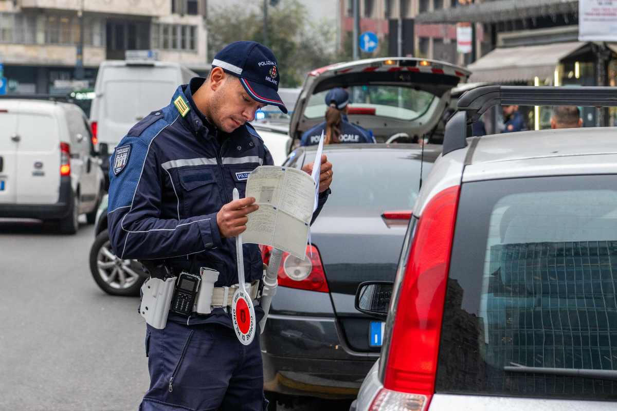 Agente al posto di blocco che controlla i documenti