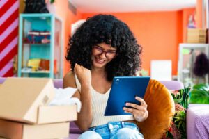 Ragazza soddisfatta per un acquisto su Vinted
