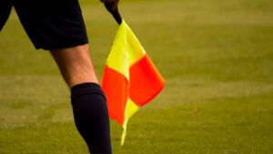 Perché gli arbitri di calcio vestivano sempre di nero? La fine di una tradizione secolare.