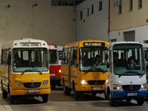 Scontro tra Scuolabus e Auto a Mazara del Vallo: 19 Feriti, Inclusi 14 Bambini - Il Conducente dell'Auto era Senza Patente