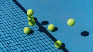 Perché le palline da tennis sono gialle e pelose? La scienza dietro la visibilità e il controllo.